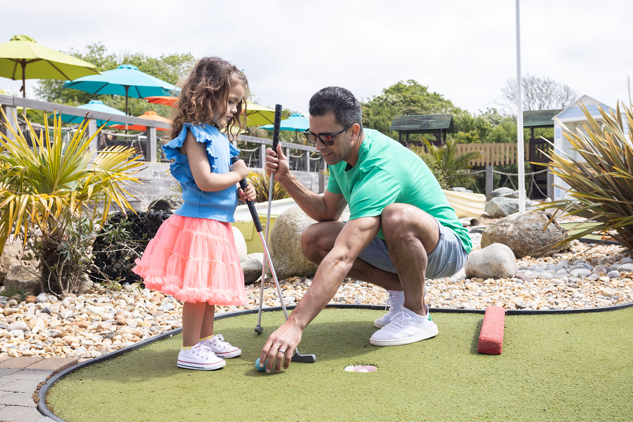 wcb-mini-golf-lifestyle-father-daughter